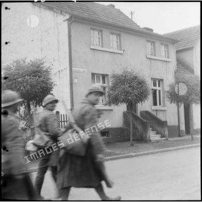 Des soldats français marchent dans une rue de Lauterbach.