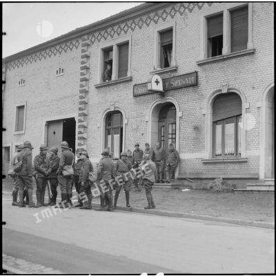 Photographie de groupe de soldats dans une rue de Lauterbach.