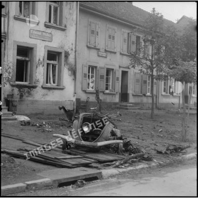 Les vestiges d'une voiture de liaison française détruite par une mine dans une rue de Lauterbach.