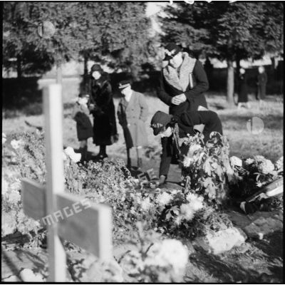 Familles et soldats se recueillent sur les tombes de soldats de la 3e armée.
