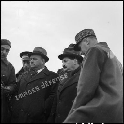 Portrait de groupe de personnalités civiles qui accompagnent le général de La Porte du Theil lors d'une visite d'une pièce de DCA du 162e RIF.