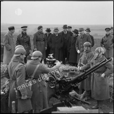 Plan général de mitrailleuses jumelées Hotchkiss 13,2 mm M1930 du 162e RIF et des servants lors d'une visite du général de La Porte du Theil accompagné de personnalités civiles.