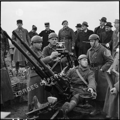 Plan général de mitrailleuses jumelées Hotchkiss 13,2 mm M1930 du 162e RIF et des servants lors d'une visite du général de La Porte du Theil accompagné de personnalités civiles.