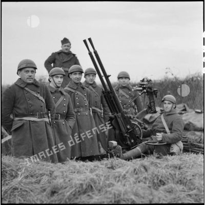 Photographie de groupe des servants de mitrailleuses jumelées Hotchkiss 13,2 mm M1930 du 162e RIF.