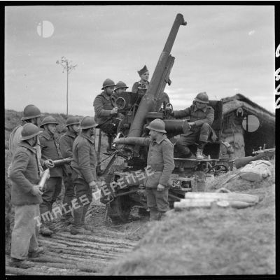 Des artilleurs du 404e RAAA approvisionnent un 75 mm CA autocanon M1913/1934 dans le secteur de la 3e armée.