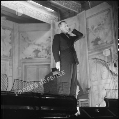 Maurice Chevalier sur scène lors d'une représentation pour les soldats de la 3e armée.