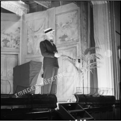 Maurice Chevalier sur scène lors d'une représentation pour les soldats de la 3e armée.