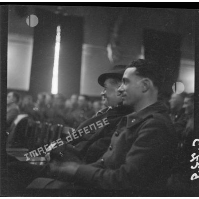 Portrait de Maurice Chevalier lors d'une représentation pour les soldats de la 3e armée.