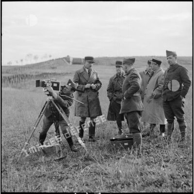 Une équipe de tournage SCA au travail près du bloc 7 de l' ouvrage de la ligne Maginot du Hackenberg dans le secteur de la 3e armée, l'acteur Pierre Fresnay accompagne l'équipe.