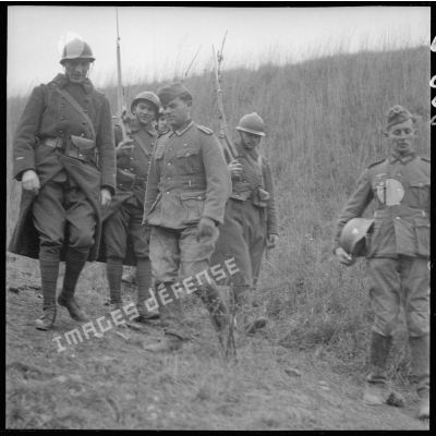 Une patrouille de la 3e armée ramène derrière les lignes deux prisonniers allemands.