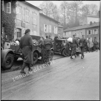 Dans un village de Moselle (zone de la 3e armée) une colonne motorisée de la 51e DI (BEF) est à l'arrêt.