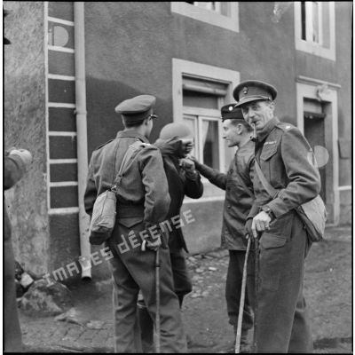 Dans un village de Moselle (zone de la 3e armée) photographie de groupe d'officiers de la 51e DI (BEF).