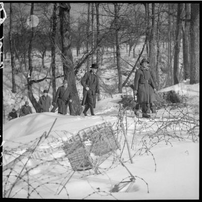 Photographie de groupe de soldats de la 3e armée et de personnalités politiques près du Mont des Welches.