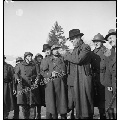 Photographie de groupe de soldats de la 3e armée et de personnalités politiques près du Mont des Welches.