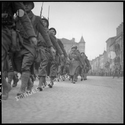 Les soldats de la 3e armée défilent sur la place Duroc de Pont-à-Mousson.