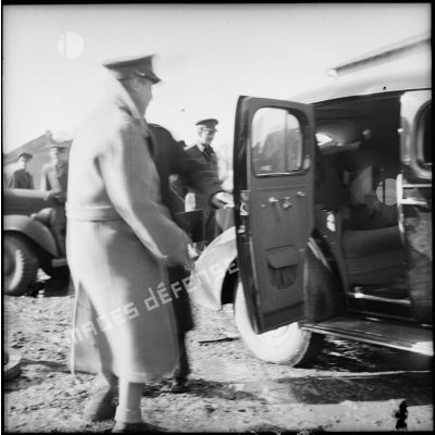 Le duc de Windsor est photographié de dos près de sa voiture lors de la visite d'une unité de la BEF.