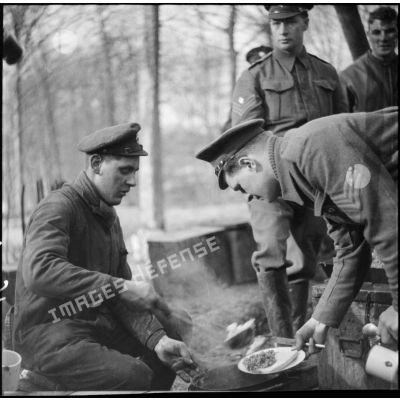 Distribution de nourriture pour des soldats anglais de la BEF.