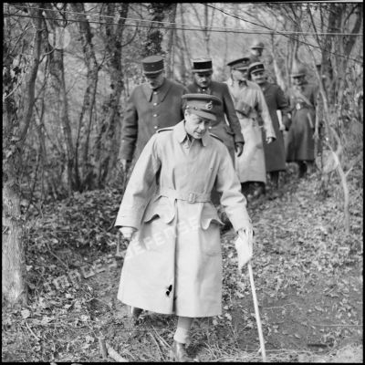 Le duc de Windsor est photographié en pied lors de la visite d'une unité de la BEF.