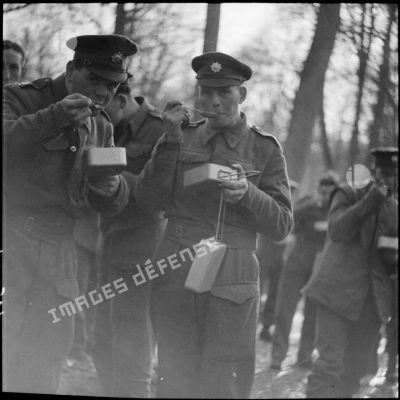 Portrait de groupe de soldats anglais de la BEF qui mangent.