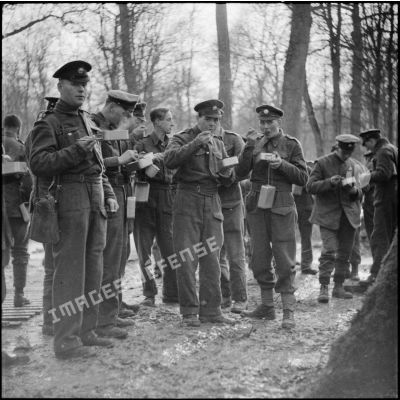 s-officiers et soldats britanniques de la BEF prennent leur repas dans leur cantonnement.