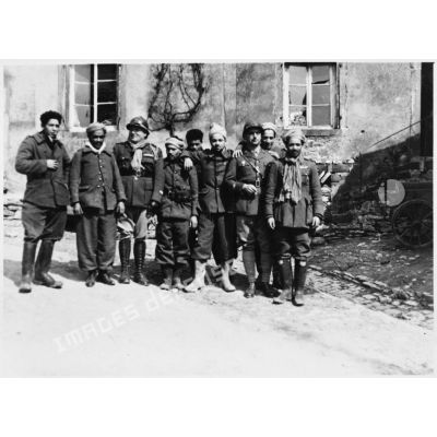 Photographie de groupe de soldats de la 3e armée originaires d'Afrique du nord.