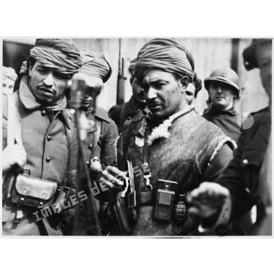 Portrait de groupe de tirailleurs marocains appartenant à un corps-franc de la 3e armée.