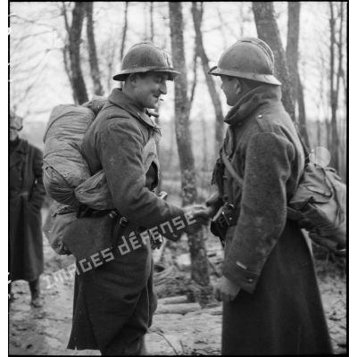 Portrait de groupe de deux soldats qui se serrent la main dans le secteur de la 3e armée.