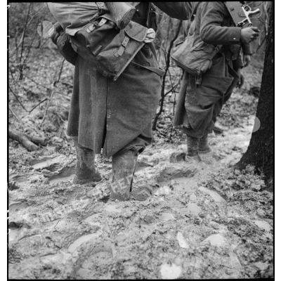 Plan moyen de pieds de soldats enfoncés dans la boue dans le secteur de la 3e armée.