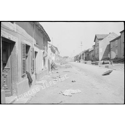 Rue principale d'un village évacué dans le secteur de la 3e armée.
