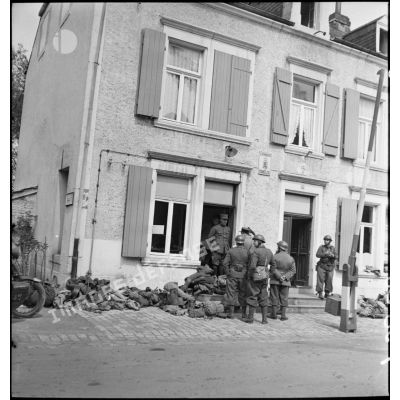 Des soldats français d'une unité de reconnaissance de la 3e DLC se tiennent devant le poste frontière.