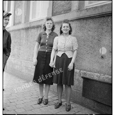 Photographie de groupe de deux jeunes femmes luxembourgeoises de Esch-sur-Alzette.