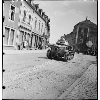 Des chars Renault R35 de la 2e cie du 5e BCC roulent dans une rue de Esch-sur-Alzette.