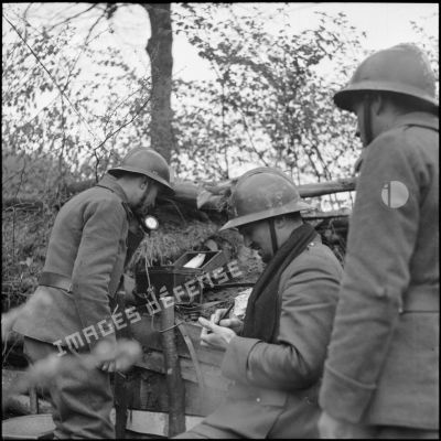 Un artilleur de la 3e armée communique par téléphone de campagne.