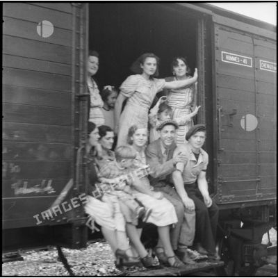 Evacués mosellans dans un train de marchandise.