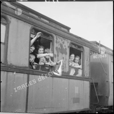 Evacués mosellans dans un train de voyageurs.