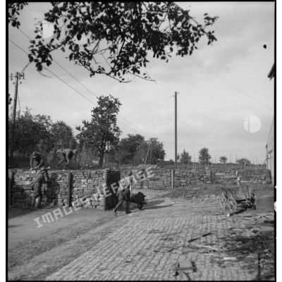 Des soldats de la 4e armée construisent des barricades dans un village de Moselle à Spicheren.