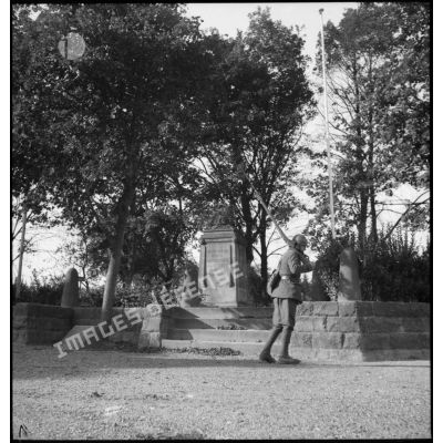 Un soldat de la 4e armée monte la garde près du monuments aux morts d'un village de Sarre allemande.
