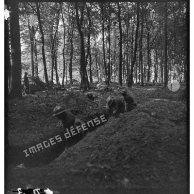 Des soldats de la 4e armée construisent des fortifications de campagne en sous-bois près de Obergailbach