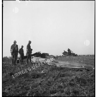 Des soldats de la 4e armée montent la garde près des débris d'un avion qui s'est écrasé.