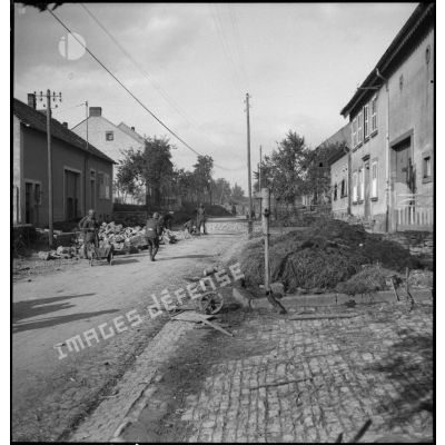 Des soldats de la 4e armée construisent des barricades dans un village de Moselle, peut-être Obergailbach.