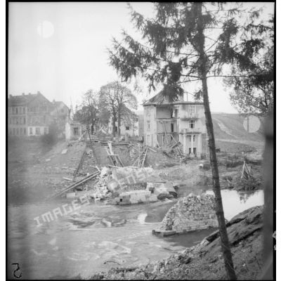 Plan général d'un pont détruit sur la Blies,dans une ville ou un village du secteur de la 4e armée, certainement Hanweiler.