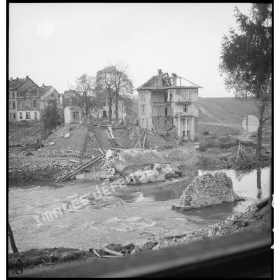 Plan général d'un pont détruit sur la Blies, dans une ville ou un village du secteur de la 4e armée, certainement Hanweiler.