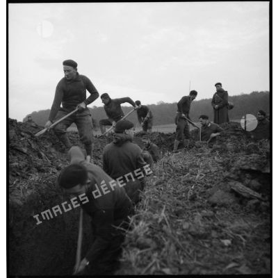 Des soldats de la 4e armée creusent une tranchée.