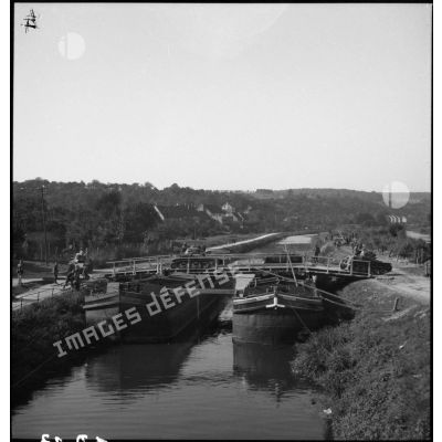 Des chars Renault R35 de la 4e armée traversent un canal sur un pont de péniches.