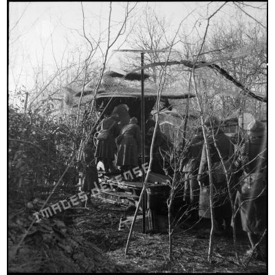 Des servants d'artillerie de la 4e armée s'affairent autour d'un mortier de 280 mm Schneider sur plateforme.
