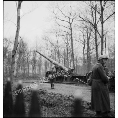 Plan général de trois quarts dos d'un 220 mm long Schneider en position de tir dans le secteur de la 4e armée.