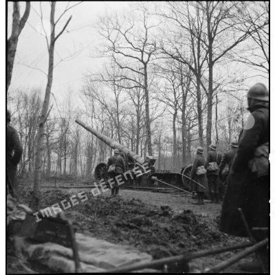 Plan général de trois quarts dos d'un 220 mm long Schneider en position de tir dans le secteur de la 4e armée.