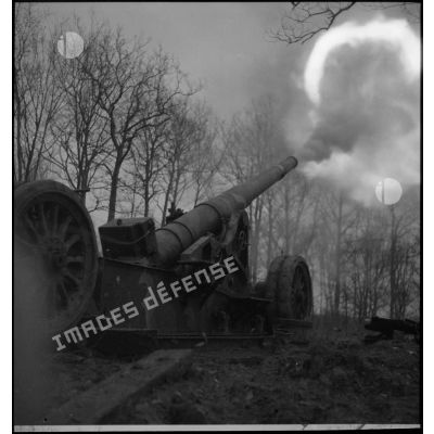 Tir d'un 220 mm long Schneider dans le secteur de la 4e armée.
