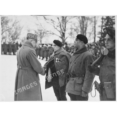 Le général Georges décore des hommes du 24e BCA.
