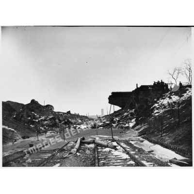 Plan général d'un pont détruit au-dessus d'une voie ferrée dans le secteur de la 4e armée.